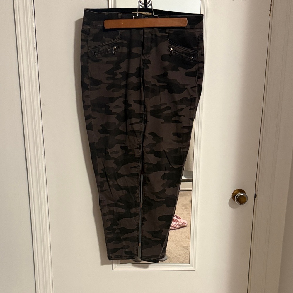 Democracy Womens Camo Cargo Pants - Black & Gray